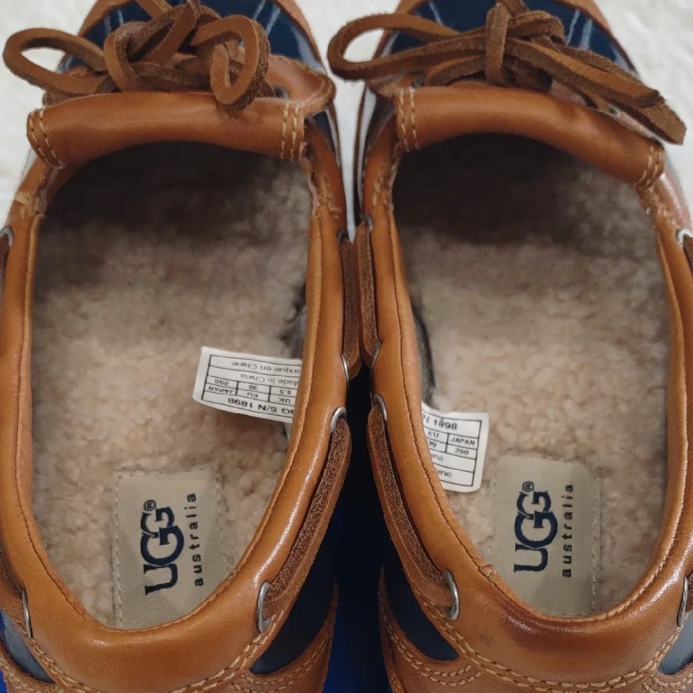 UGG AUSTRALIA Navy and Tan Casual Shoes - Picture 17 of 17